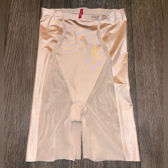 8/19 NFS-Haute Contour High-waisted Short - Picture 7 of 13